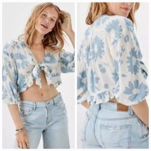 American Eagle Blue Floral V Neck Tie Front Crop Top Size M